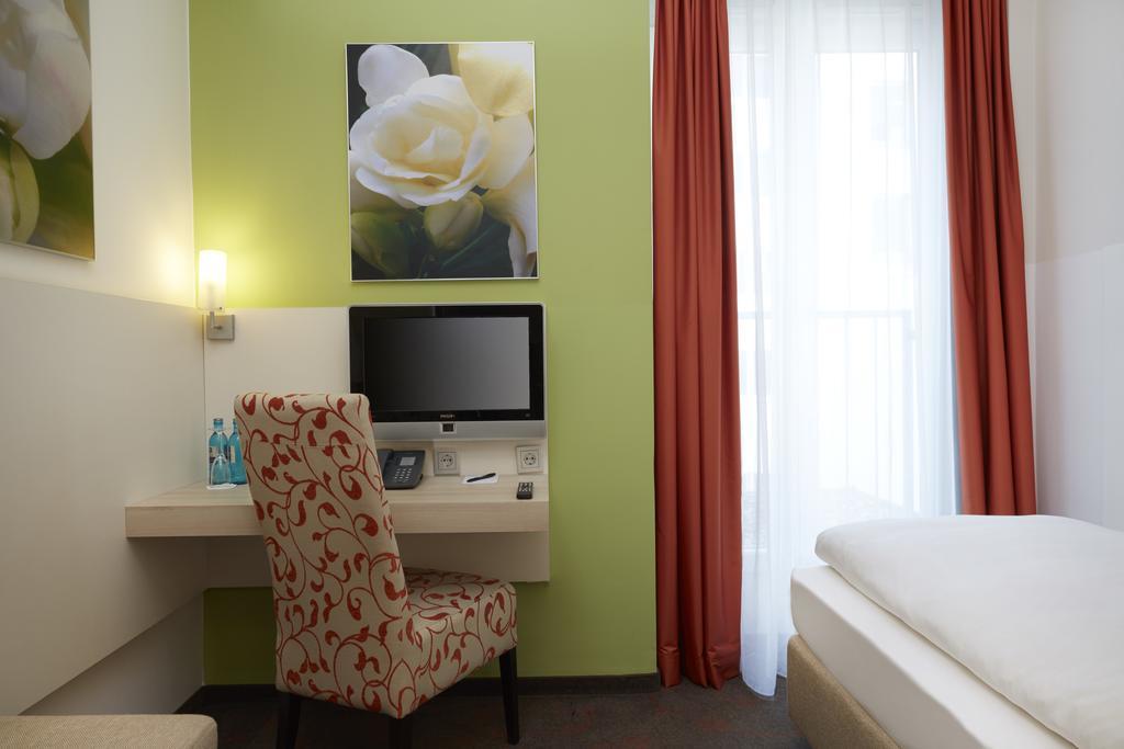 Hotel H+